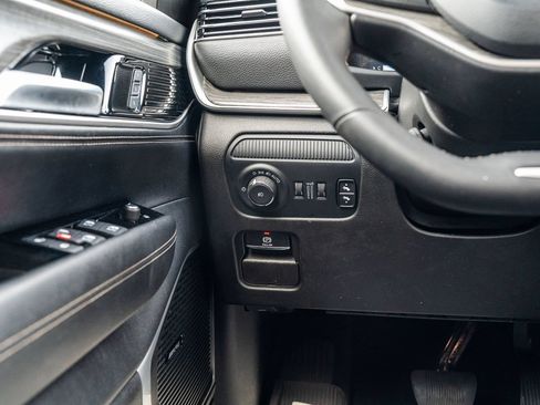 Used 2024 Jeep Wagoneer L Series II w/ Flexible Seating Group RWD image 30