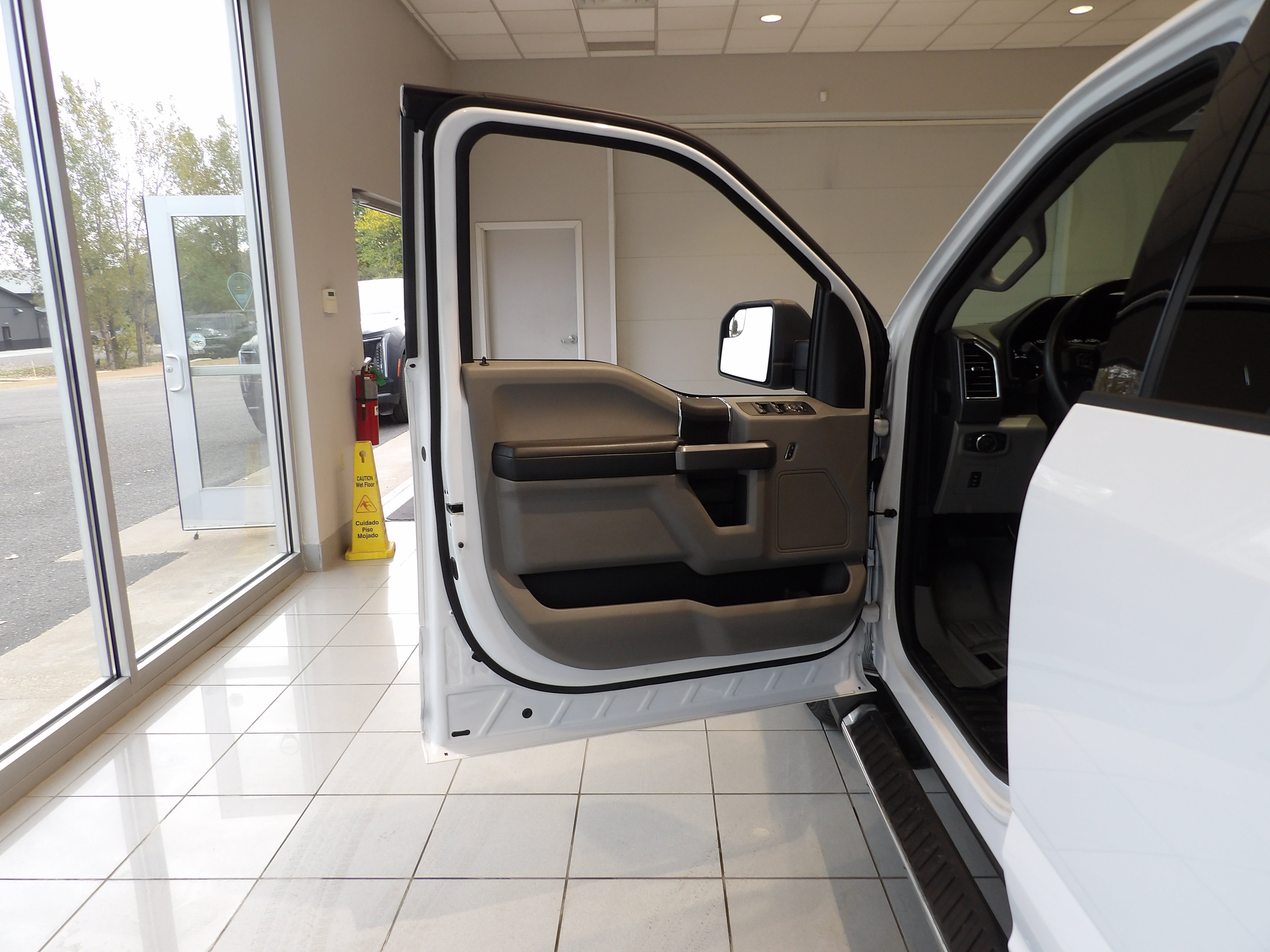Used 2015 Ford F150 XLT w/ Equipment Group 301A Mid AWD/4WD image 8