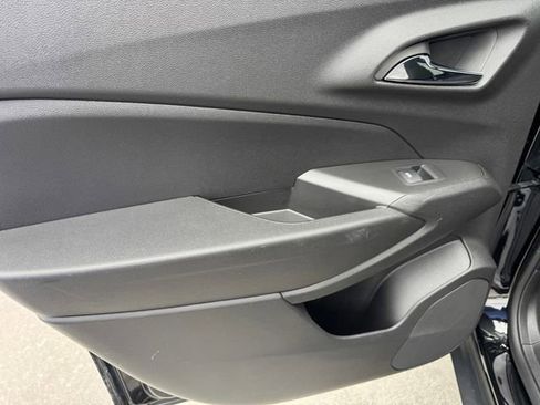 Certified 2025 Chevrolet Trax LS FWD image 12