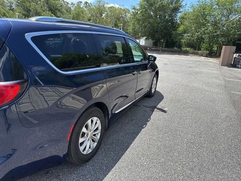 Used 2020 Chrysler Pacifica Touring-L FWD image 6