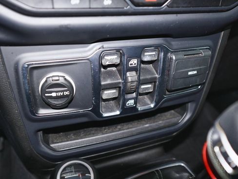 Used 2018 Jeep Wrangler Unlimited Sahara image 18