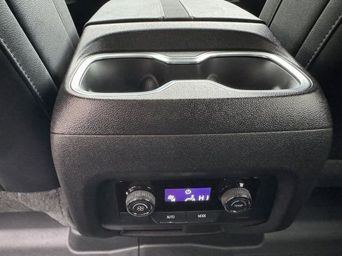 Used 2024 Chevrolet Traverse Z71 image 32