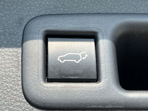 Used 2023 Toyota Highlander XLE FWD image 19