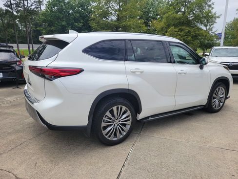 Used 2021 Toyota Highlander Platinum FWD image 7