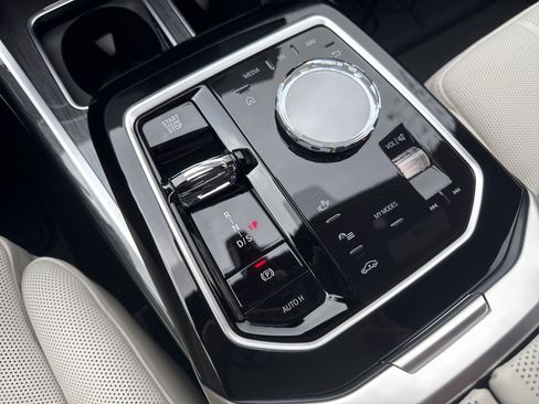 New 2026 BMW 750e xDrive image 18