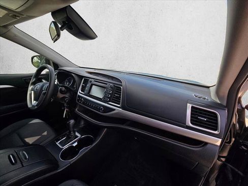 Used 2017 Toyota Highlander LE FWD image 21