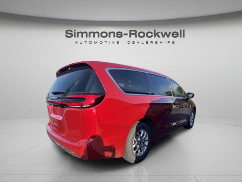 Used 2025 Chrysler Pacifica Select FWD image 5