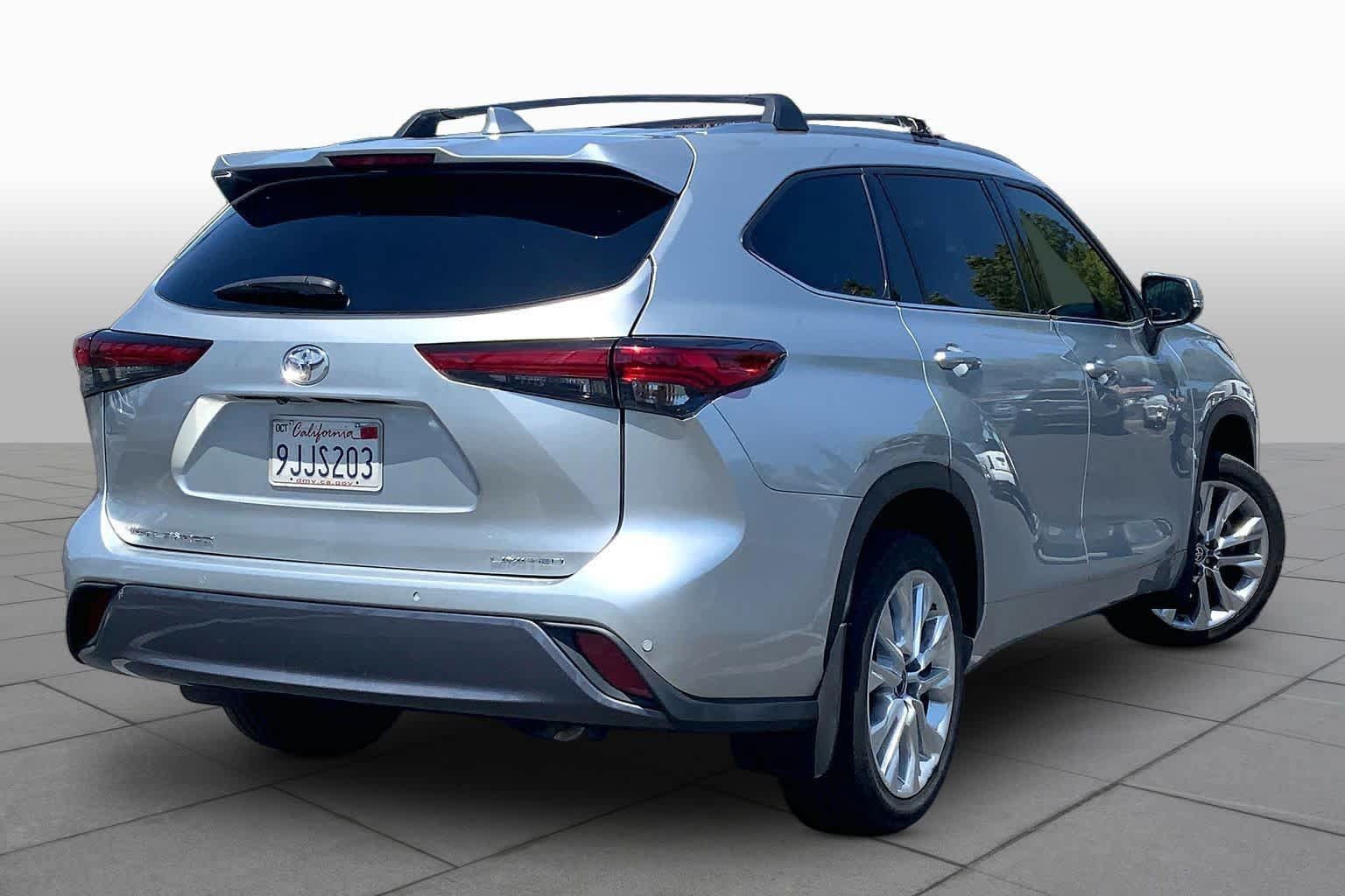 Used 2023 Toyota Highlander Limited FWD image 12