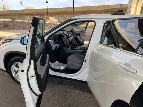 Used 2022 Toyota Highlander L image 7