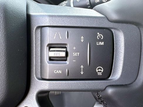 Used 2025 Land Rover Defender 130 X-Dynamic SE AWD/4WD image 26