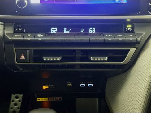 Used 2025 Toyota Camry SE image 18