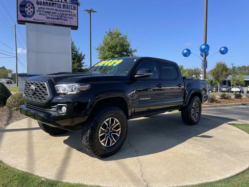 Used 2020 Toyota Tacoma TRD Sport w/ TRD Premium Sport Package AWD/4WD image 9
