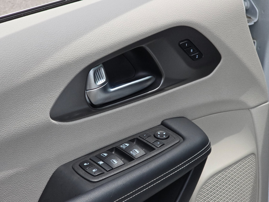 Used 2023 Chrysler Pacifica Touring-L AWD/4WD image 18