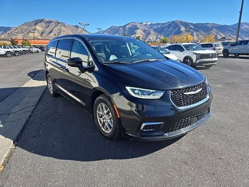 Used 2024 Chrysler Pacifica Touring-L image 3