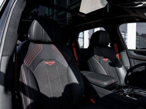 Used 2024 Bentley Bentayga image 44