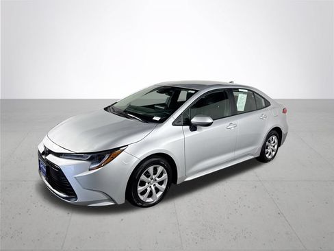 Used 2024 Toyota Corolla LE FWD image 2