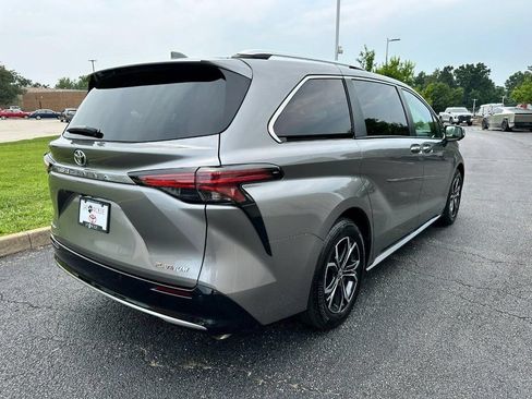 Used 2026 Toyota Sienna Platinum AWD/4WD image 3