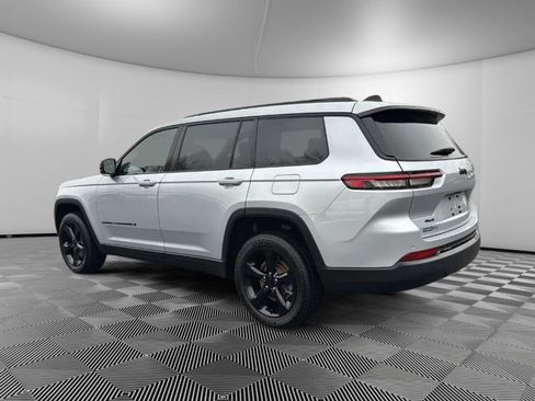 Used 2023 Jeep Grand Cherokee L Laredo image 3