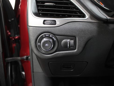 Used 2019 Jeep Cherokee Latitude w/ Popular Appearance Group FWD image 8