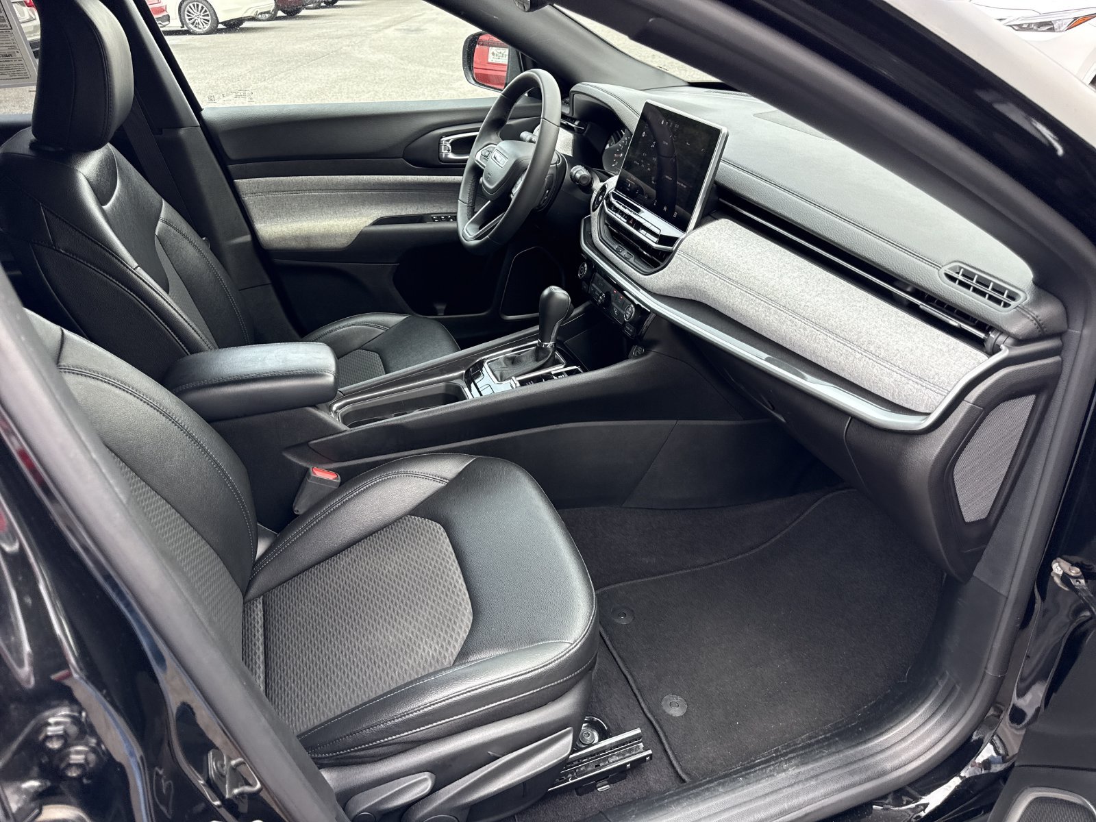 Used 2024 Jeep Compass Latitude AWD/4WD image 29