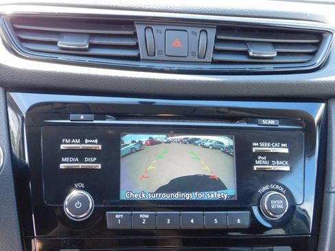 Used 2017 Nissan Rogue SV AWD/4WD image 12