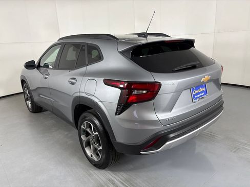 Used 2025 Chevrolet Trax LT w/ LT Convenience Package FWD image 6