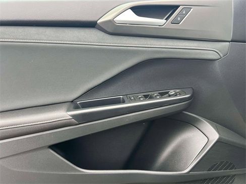 Used 2025 Volkswagen Taos SE image 17