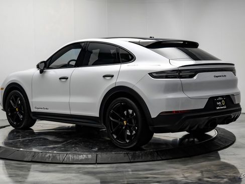 Used 2022 Porsche Cayenne Turbo image 10