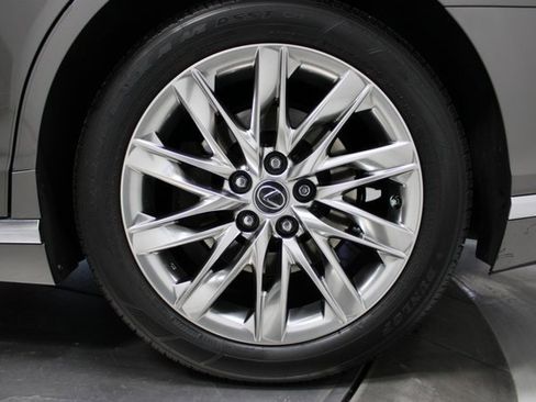 Used 2018 Lexus LS 500 w/ Accessory Package (Z1) image 30