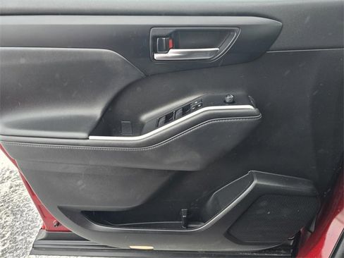 Used 2022 Toyota Highlander XLE image 9