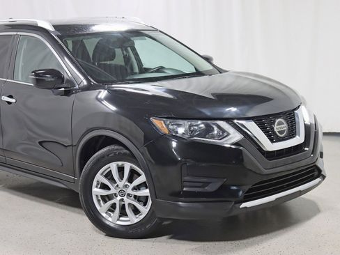 Used 2018 Nissan Rogue SV image 2
