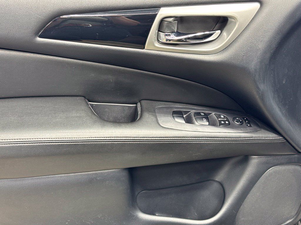 Used 2019 Nissan Pathfinder SV w/ SV All Weather Package FWD image 8