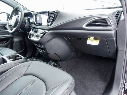 New 2026 Chrysler Pacifica Select image 8