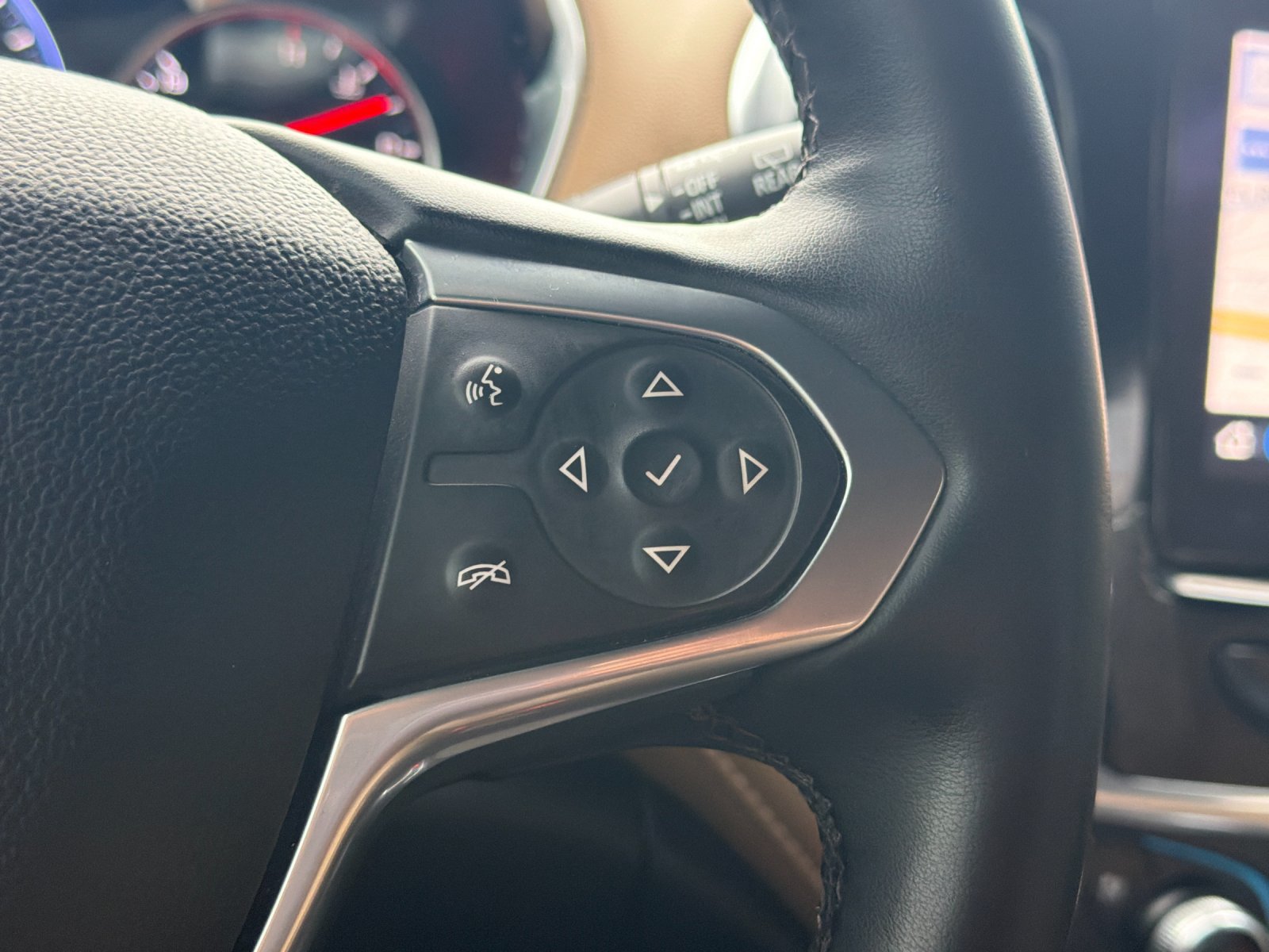 Used 2023 Chevrolet Traverse Premier FWD image 29