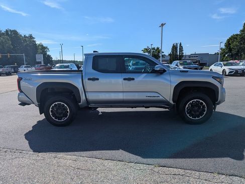 Used 2025 Toyota Tacoma TRD Off-Road AWD/4WD image 7