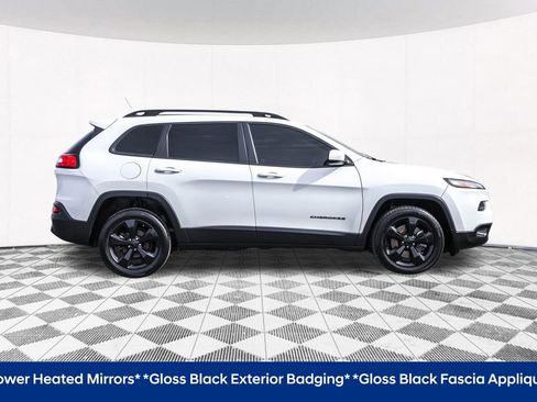 Used 2018 Jeep Cherokee Latitude w/ Altitude Package FWD image 12