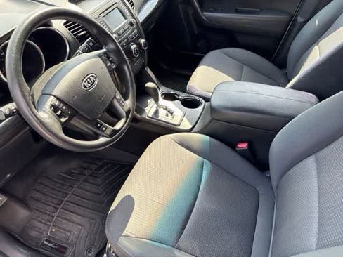 Used 2013 Kia Sorento LX w/ Convenience Pkg FWD image 9