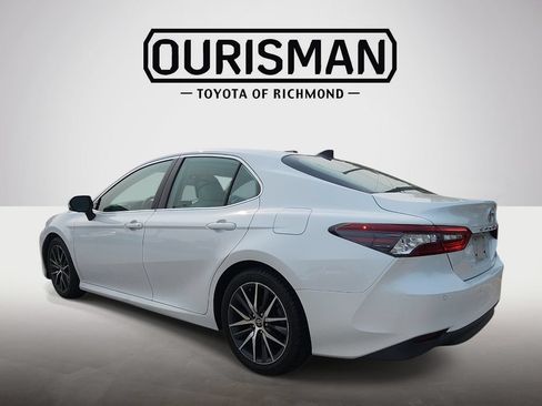 Used 2021 Toyota Camry XLE w/ Navigation Package FWD image 5