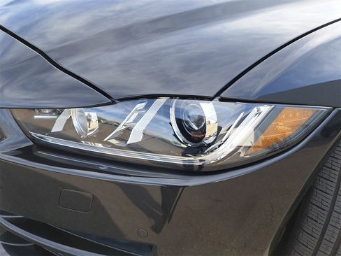 Used 2018 Jaguar XE Prestige image 33