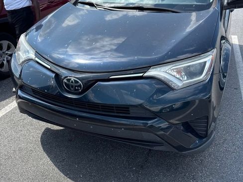 Used 2018 Toyota RAV4 LE FWD image 1