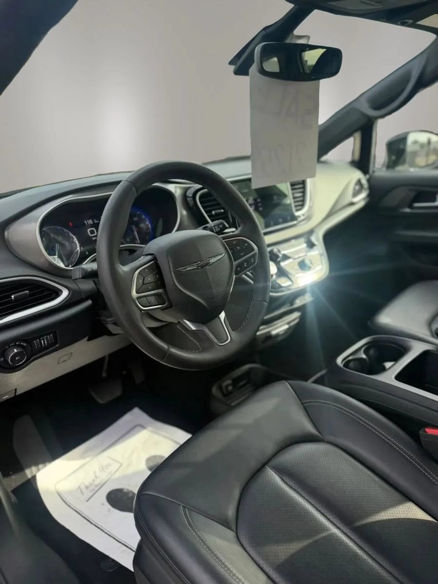 Used 2025 Chrysler Pacifica Select FWD image 10