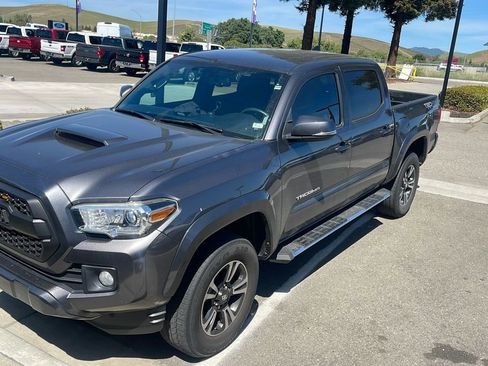 Used 2017 Toyota Tacoma TRD Sport w/ Tow Package (A/T) image 1