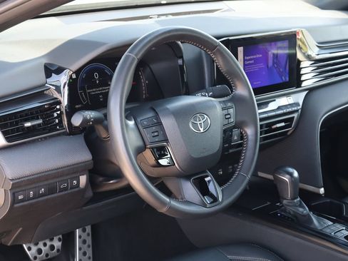 Used 2025 Toyota Camry SE FWD image 13