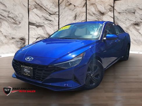 Used 2023 Hyundai Elantra SEL w/ Preferred Accessory Package FWD image 2