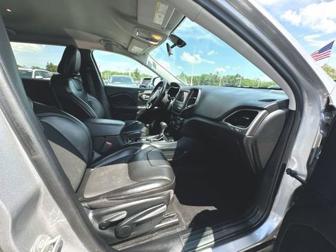 Used 2020 Jeep Cherokee Latitude Plus w/ Cold Weather Group AWD/4WD image 29