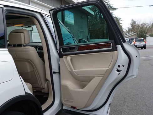 Used 2014 Volkswagen Touareg TDI image 24