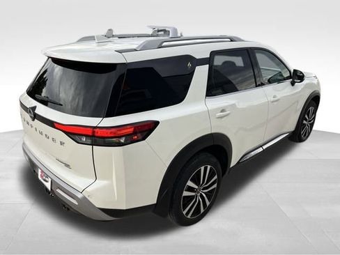 Used 2024 Nissan Pathfinder Platinum image 11