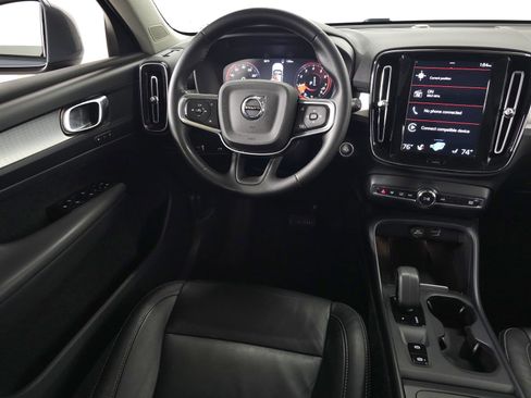 Used 2022 Volvo XC40 T5 Momentum w/ Premium Package image 16