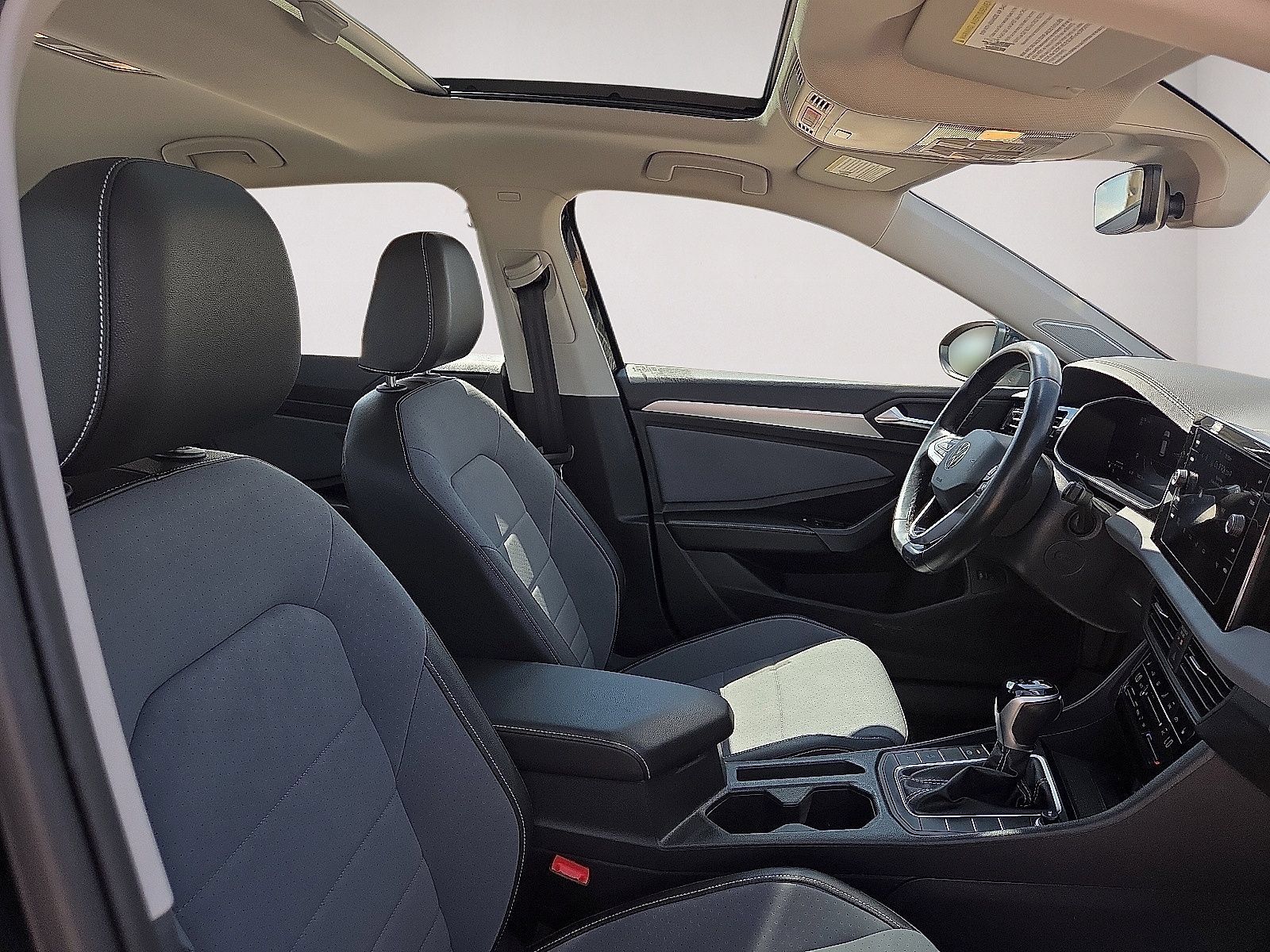 Used 2025 Volkswagen Jetta SE FWD image 13