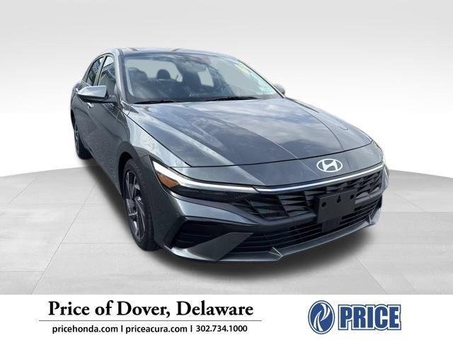 Used 2025 Hyundai Elantra SEL FWD image 1